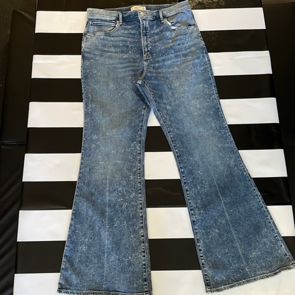 NEW ABERCROMBIE AND FITCH ULTRA HIGH RISE VINTAGE FLARE SIZE 33